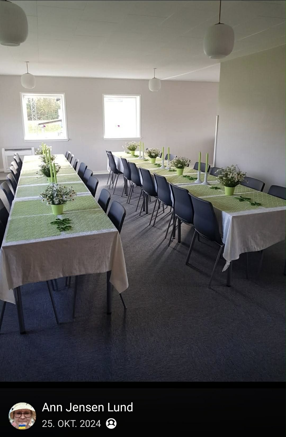 Den lille sal opdækket med grønne løbere og friske blomster