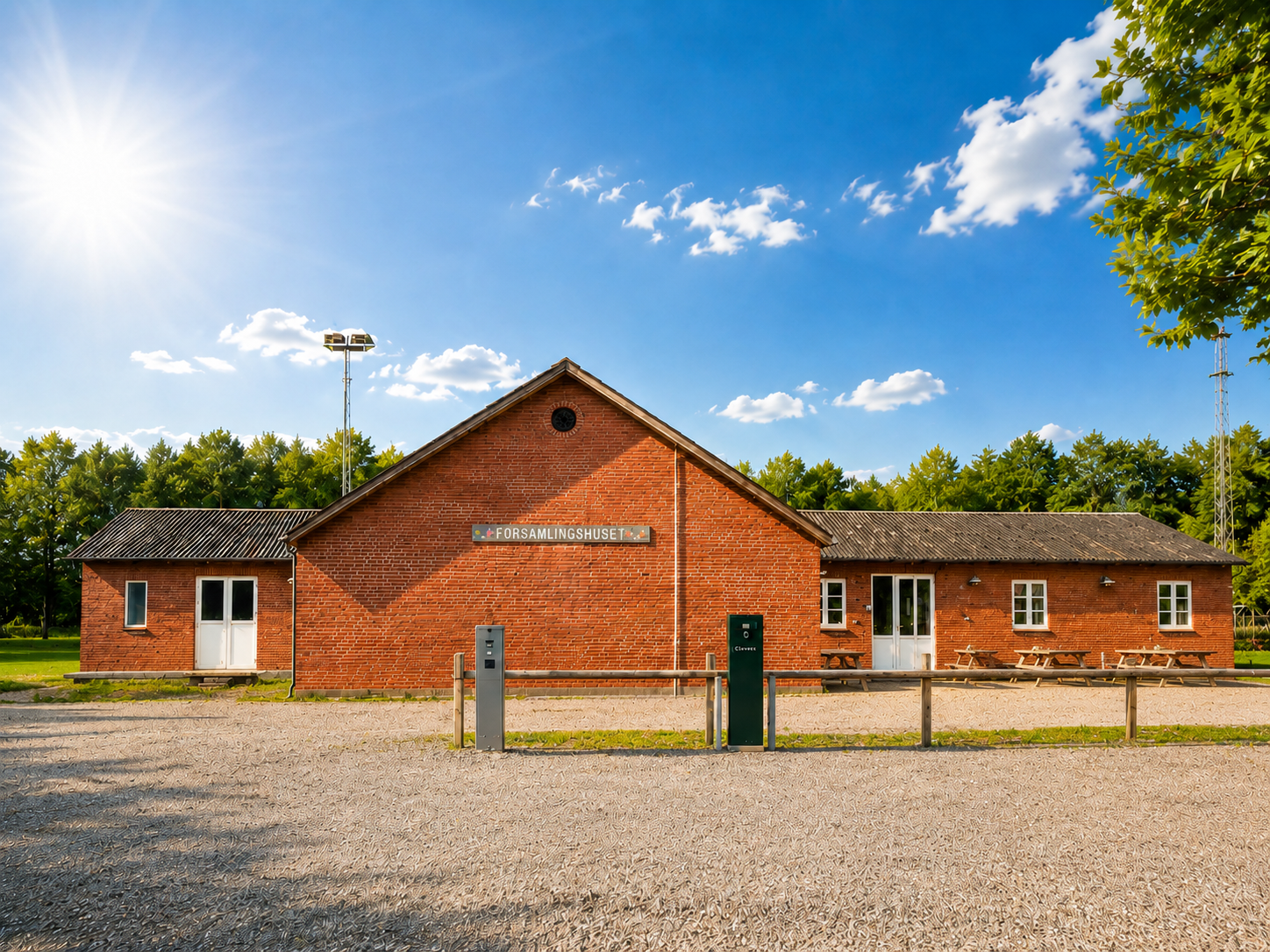 Brændeskov Forsamlingshus i aftenlys
