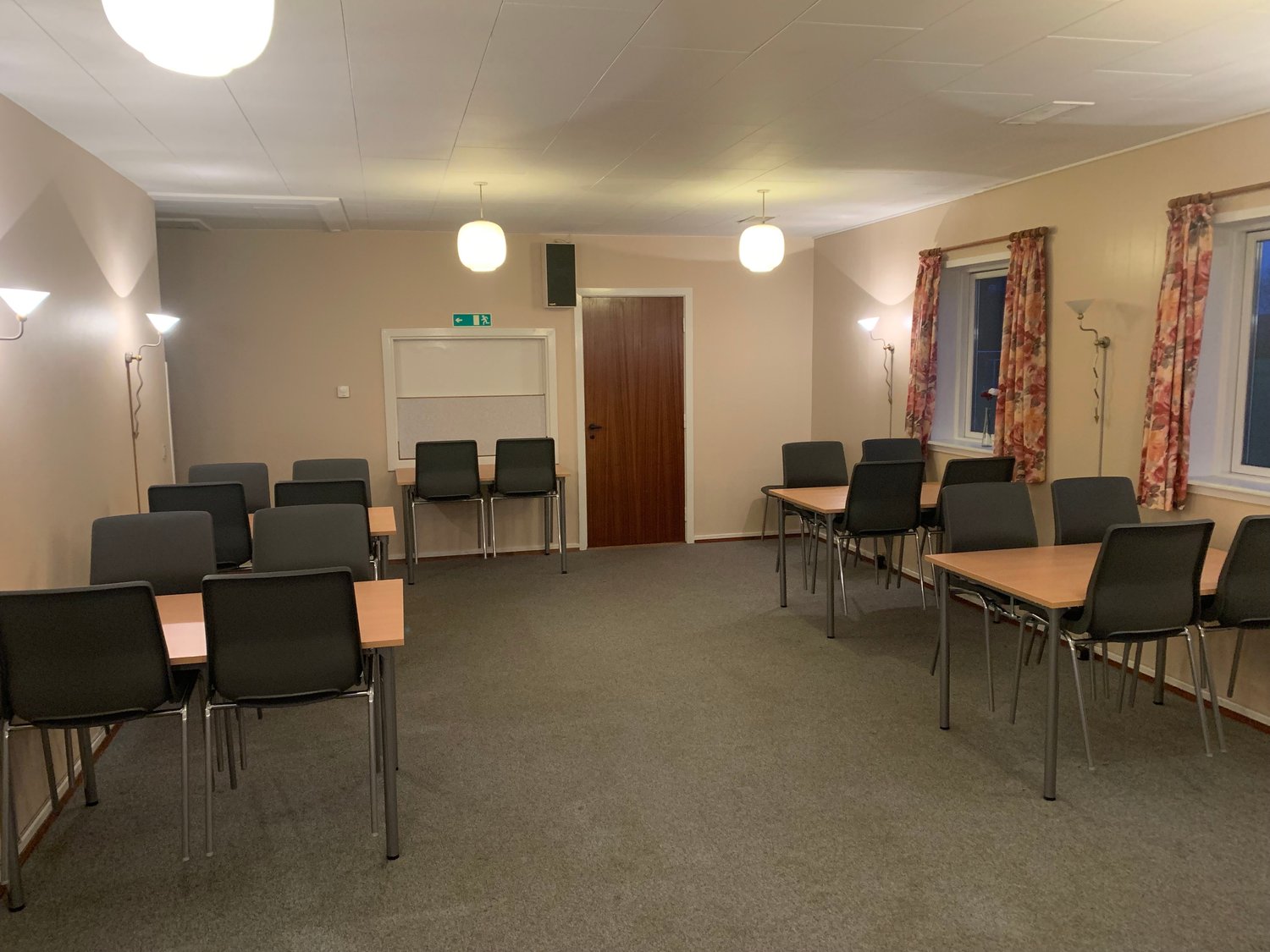 Den lille sal sat op til undervisning