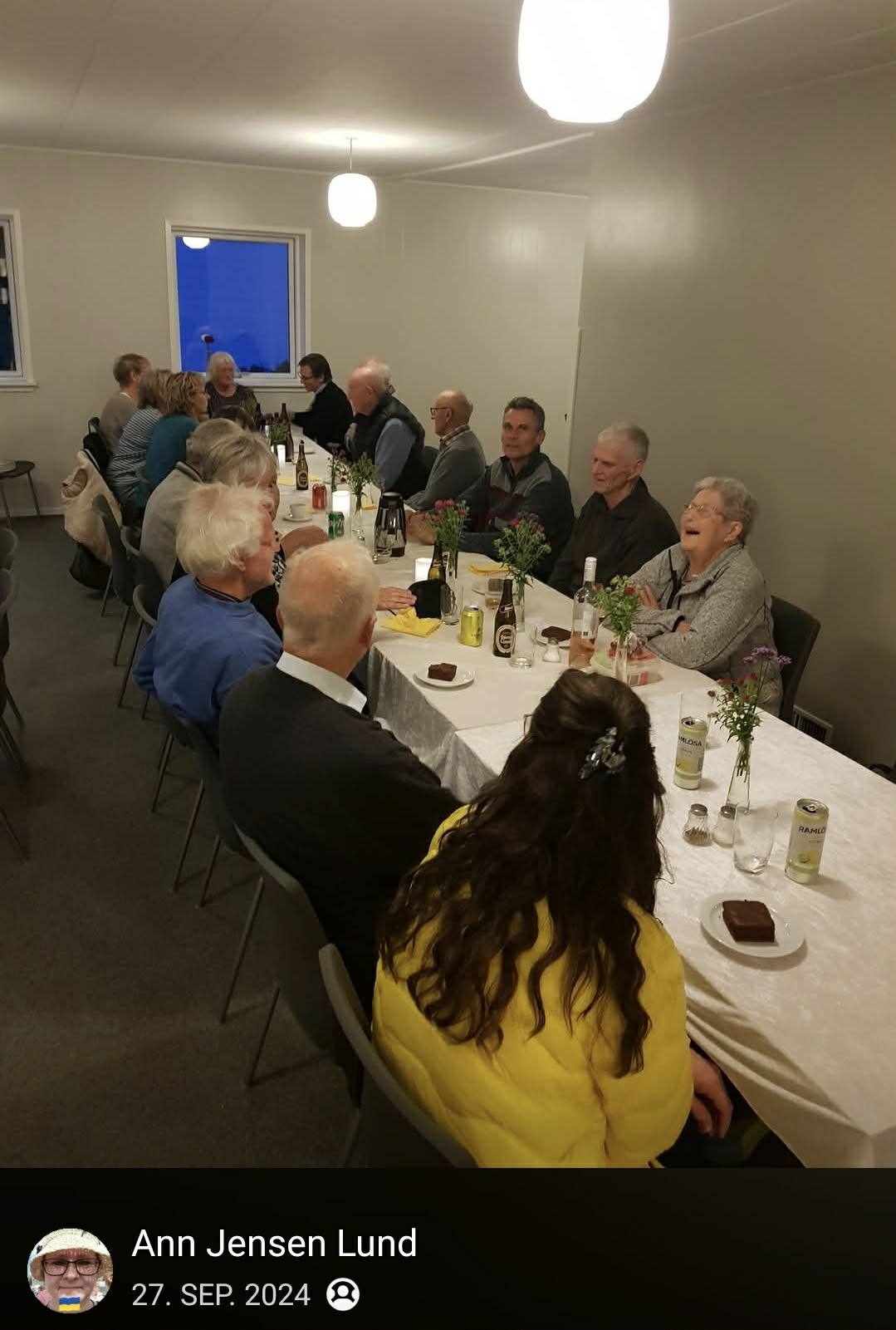Hyggeligt selskab omkring langbord i den lille sal