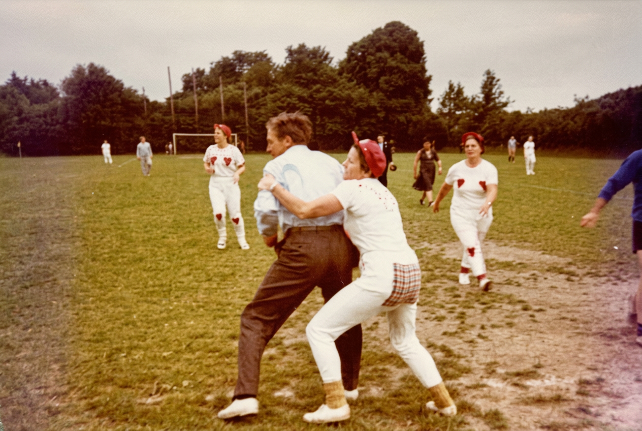 Den årlige sommerfest på sportspladsen — leg og dyster mellem landsbyens beboere