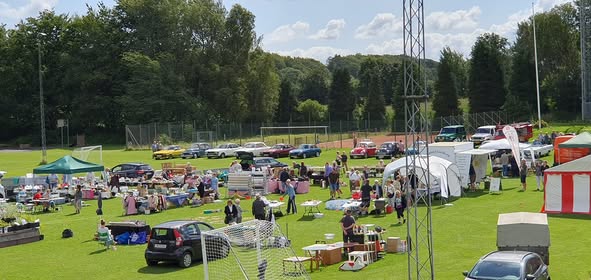 Sommermarked på pladsen ved huset